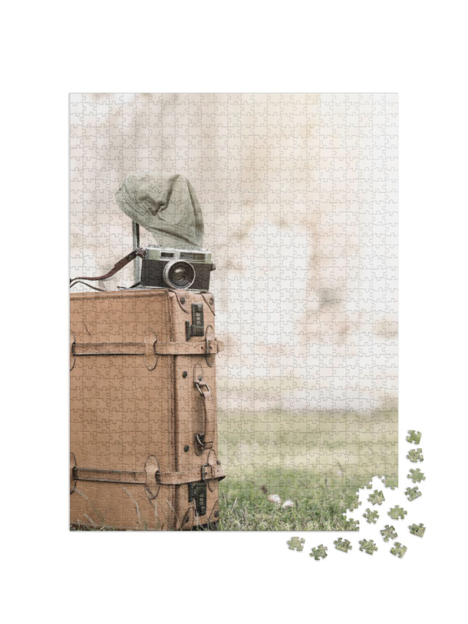 Puzzel 1000 stukjes „Vintage camera op een oude fietstas in het gras“