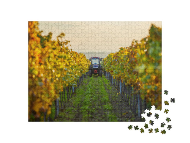Puzzel 1000 stukjes „Herfstrijen van wijnstokken met een tractor“