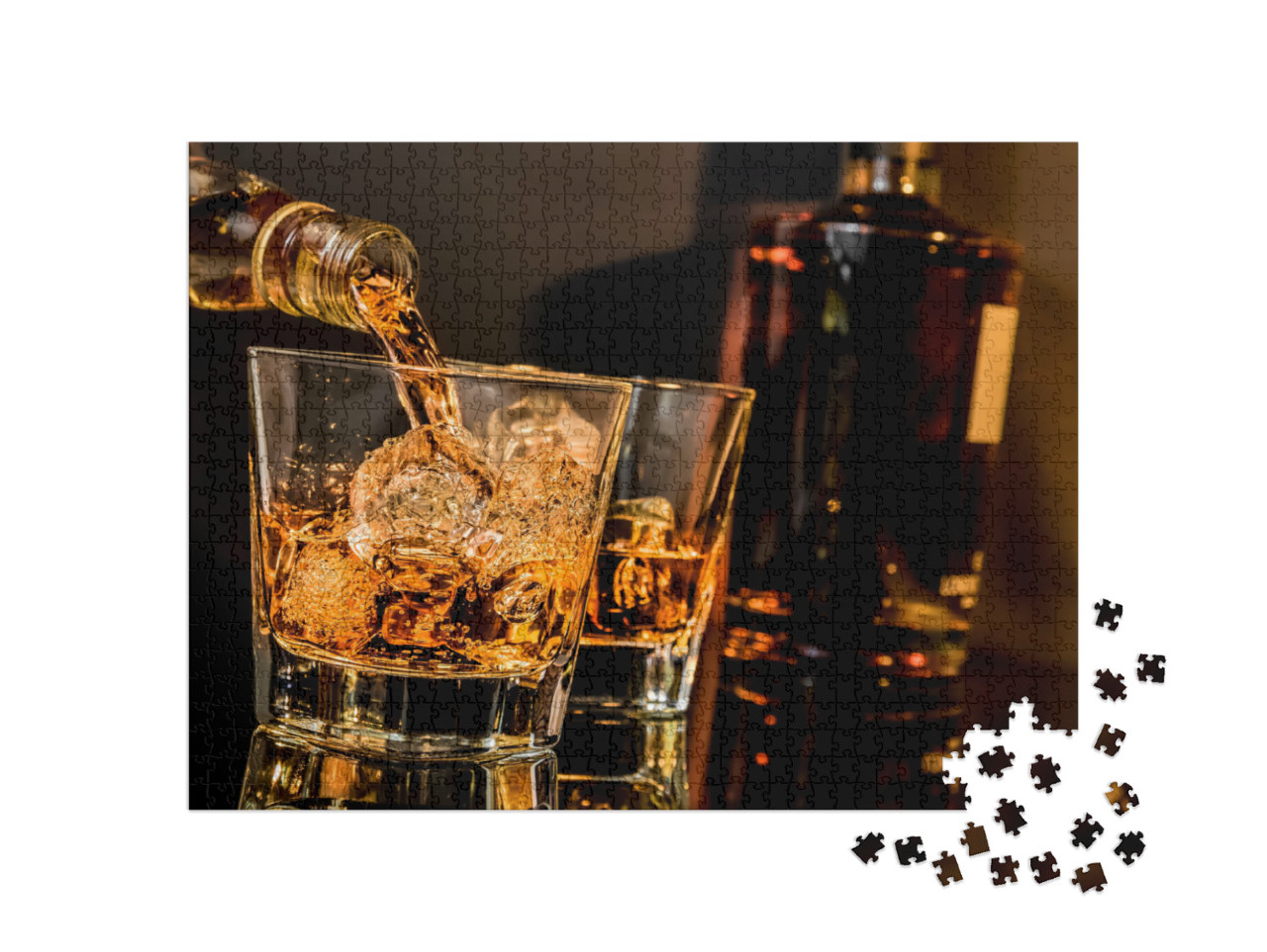 Puzzel 1000 stukjes „Whisky inschenken in een glas op tafel“