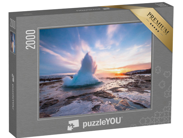 Puzzel 2000 stukjes „Koude winter: Strokkur Geiser met zonlicht in de damp, IJsland“