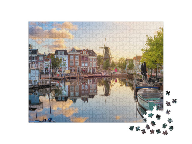 Puzzel 1000 stukjes „Oude binnenstad van Leiden, uitzicht op de Beestenmarkt en molen De Valk“