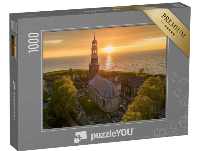 Puzzel 1000 stukjes „Luchtfoto van de historische stad Hindeloopen bij spectaculaire zonsondergang“