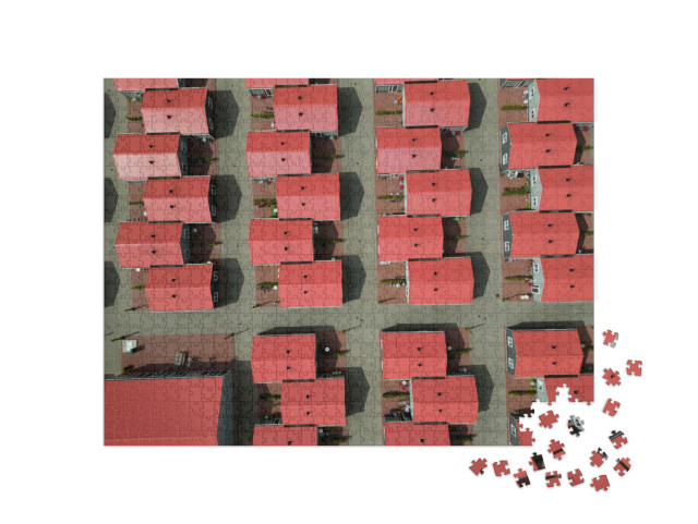 Puzzel 1000 stukjes „Close-up van huizen voor seizoensarbeiders in een landbouwgebied, Flevoland, Nederland“