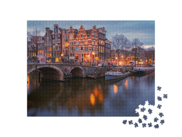 Puzzel 1000 stukjes „Amsterdamse grachten, tijdens zonsondergang op een winteravond“