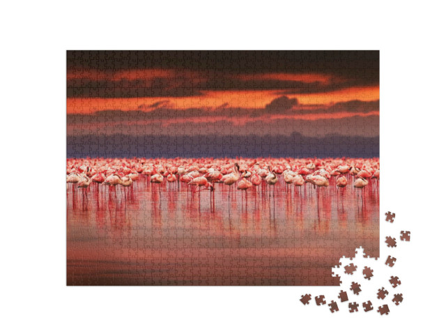 Puzzel 1000 stukjes „Spectaculaire zonsondergang boven een groep flamingo's, Kenia“