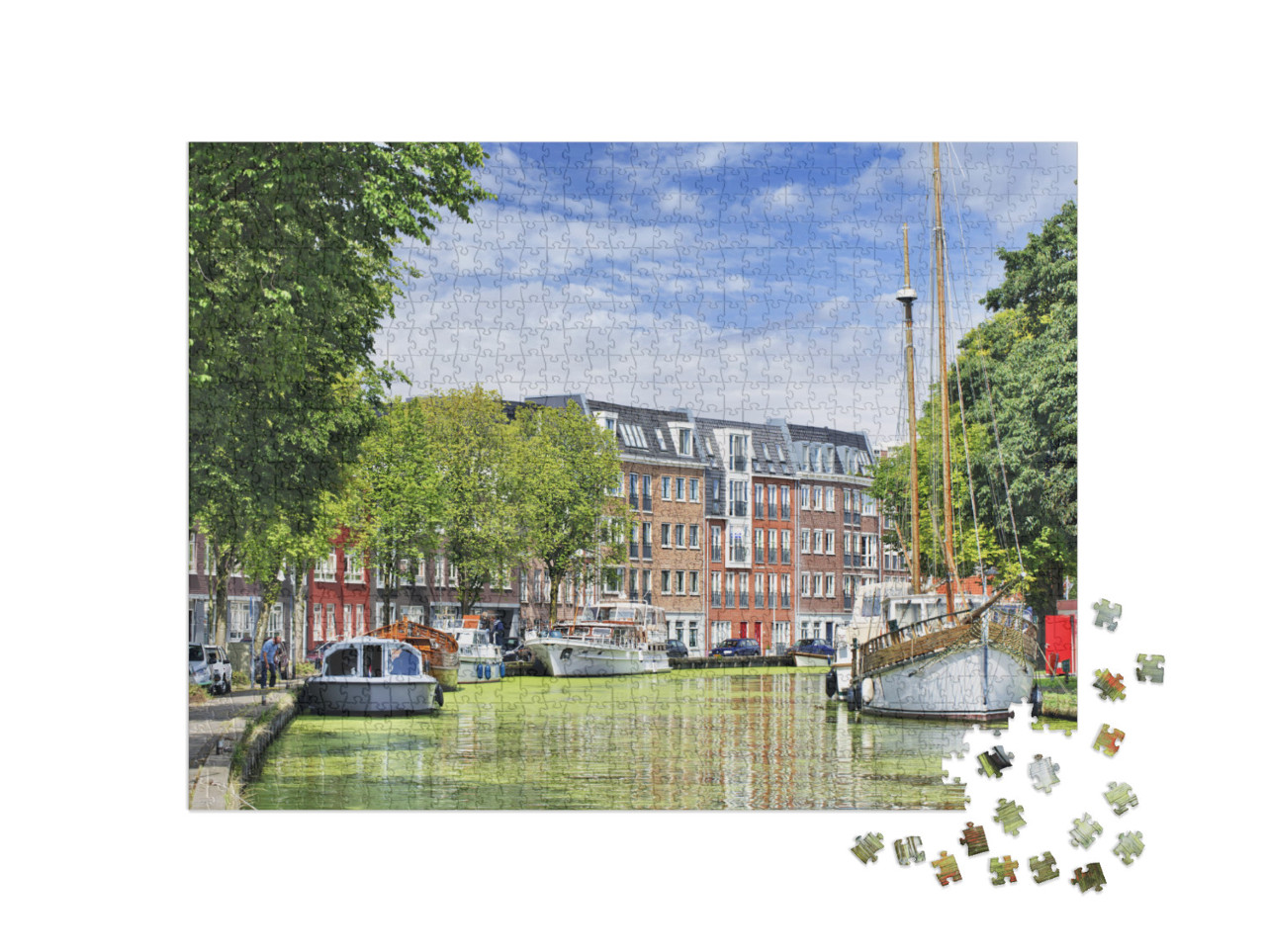 Puzzel 1000 stukjes „Groene gracht met jachten en woongebouwen in Gouda, Nederland“