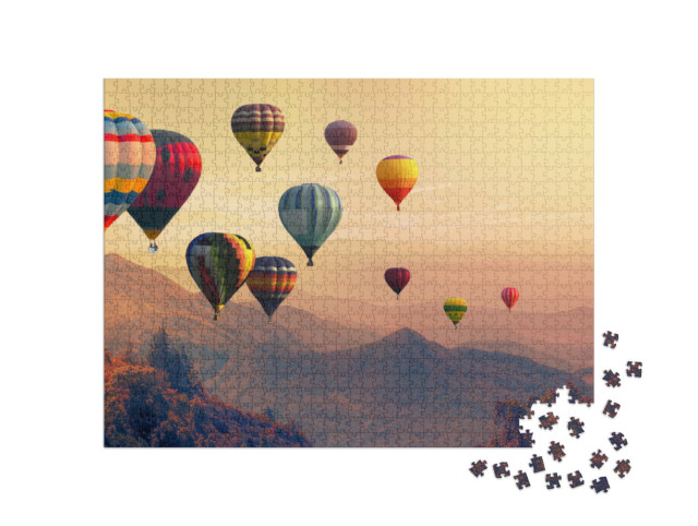 Puzzel 1000 stukjes „Luchtballon over een hoge berg bij zonsondergang“