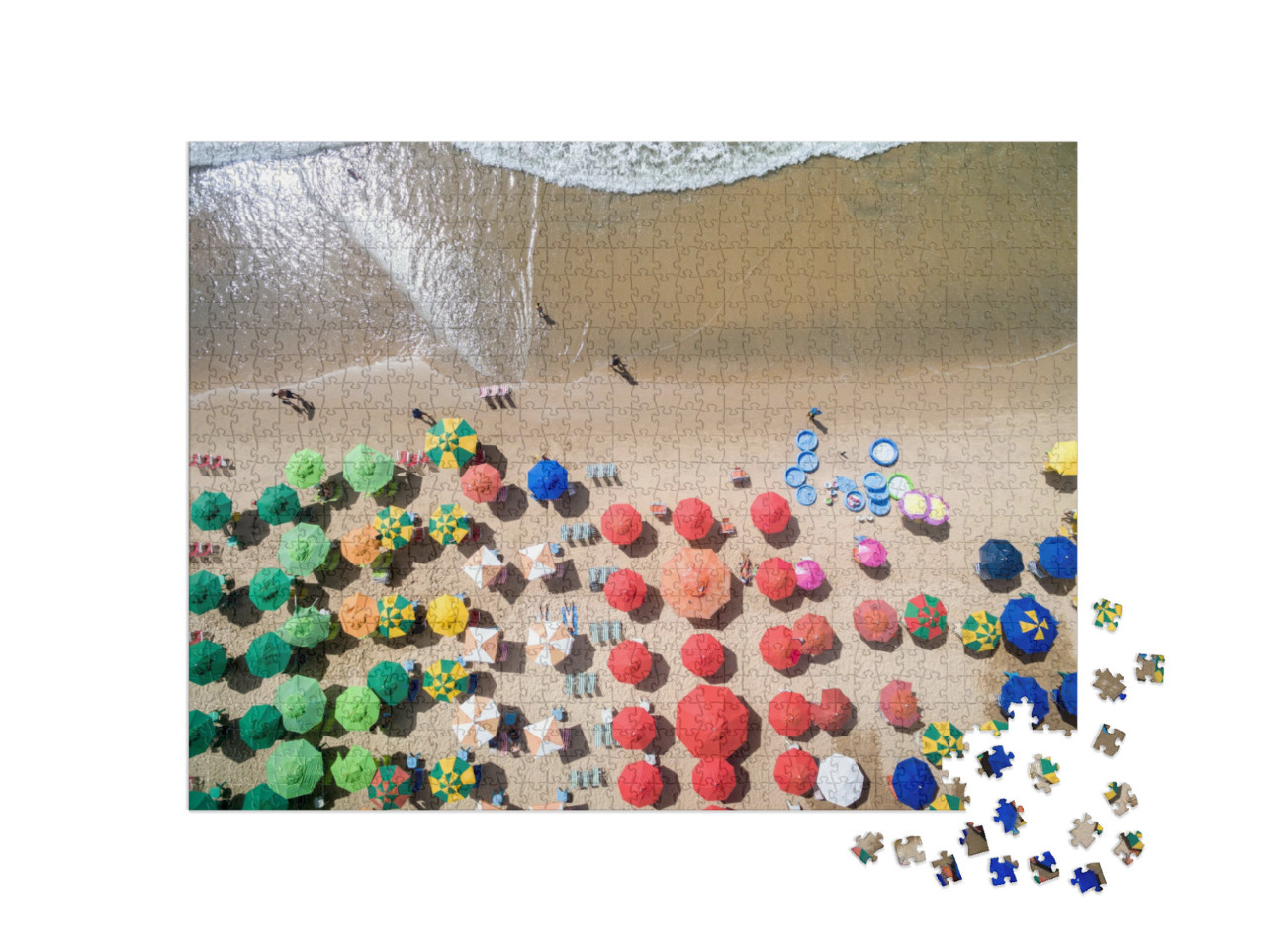 Puzzel 1000 stukjes „Luchtfoto van een zandstrand met parasols“