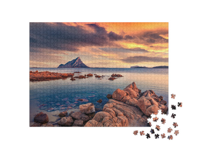 Puzzel 1000 stukjes „Zonsondergang met de berg Tavolara, Italië, Europa“