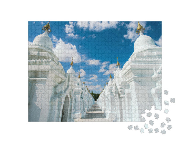 Puzzel 1000 stukjes „Prachtige witte Kuthodaw Pagode aan de voet van Mandalay Hill, Myanmar“