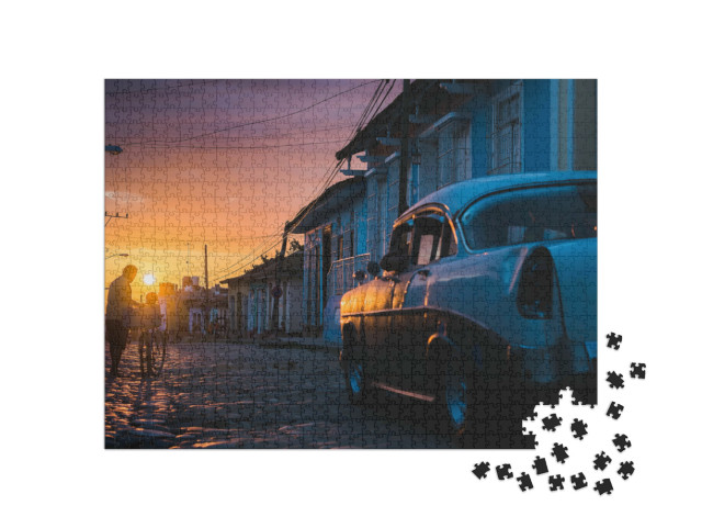 Puzzel 1000 stukjes „Cubaanse straat zonsondergang met oldtimer in Trinidad, Cuba“
