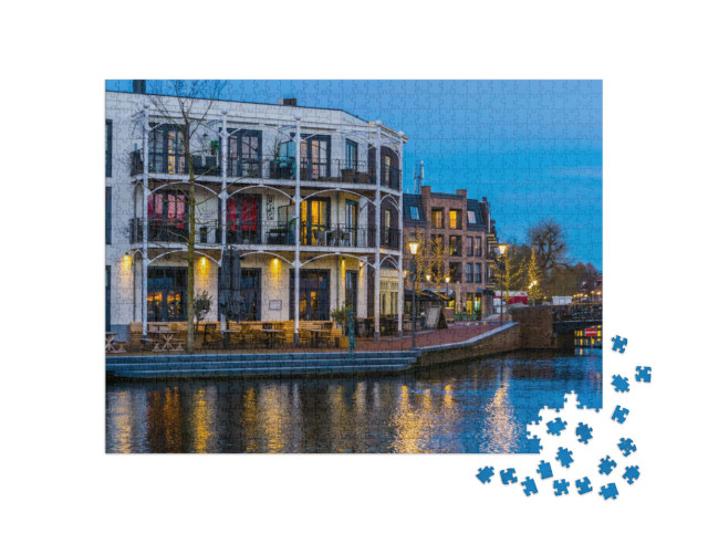 Puzzel 1000 stukjes „Nederlandse flats met balkons aan het water, Alphen aan den Rijn, Nederland“