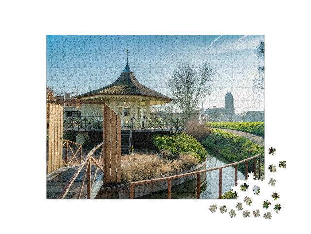 Puzzel 1000 stukjes „Klein theehuis met veranda in de stad Oudewater in Nederland“