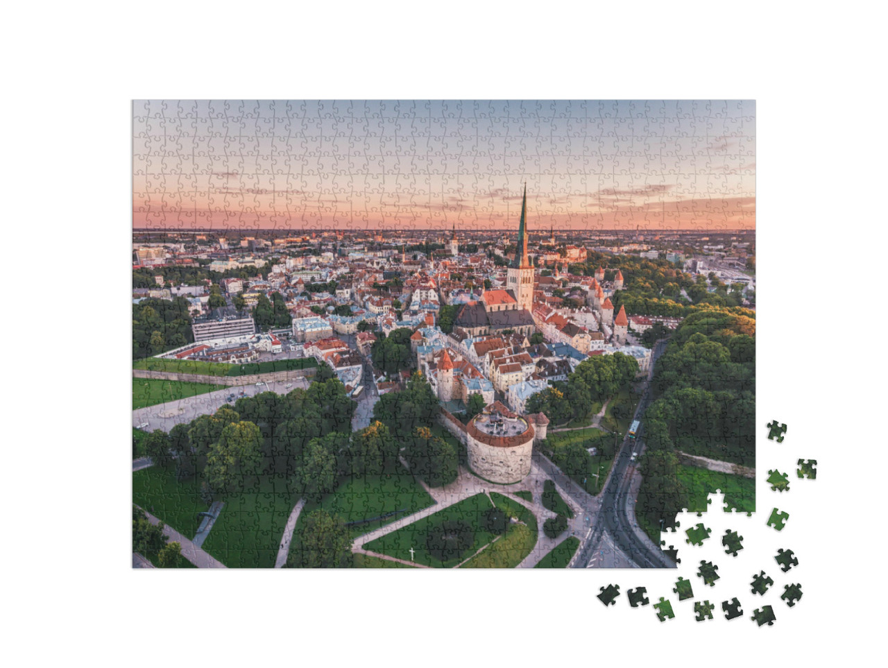 Puzzel 1000 stukjes „Luchtfoto van de oude binnenstad van Tallinn bij zonsondergang, Estland“