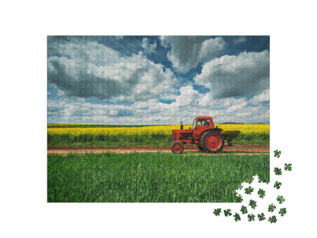 Puzzel 1000 stukjes „Rode tractor met aanhanger voor een koolzaadveld, Oxfordshire“