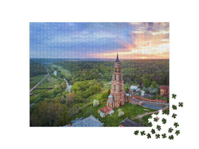 Puzzel 1000 stukjes „Klokkentoren op Ivanova Gora, Glubokovo aan de Nara rivier, Moskou Oblast, Rusland“