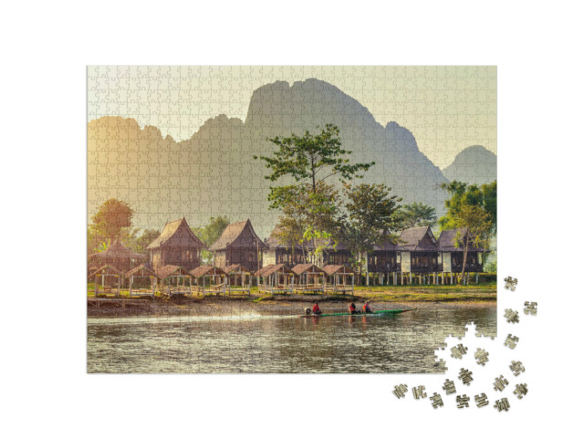 Puzzel 1000 stukjes „Pittoreske dorpsbungalows langs de Nam Song rivier in Vang Vieng, Laos“