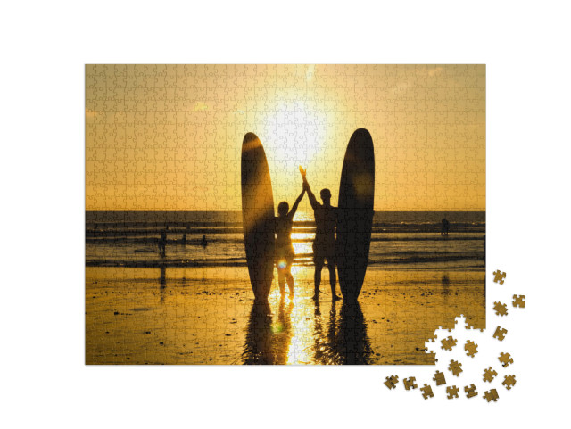 Puzzel 1000 stukjes „Surferpaar in de zonsondergang op het strand“