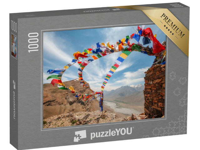 Puzzel 1000 stukjes „Typische kleurrijke Tibetaanse mantravlaggen wapperen in de wind, Tibet“