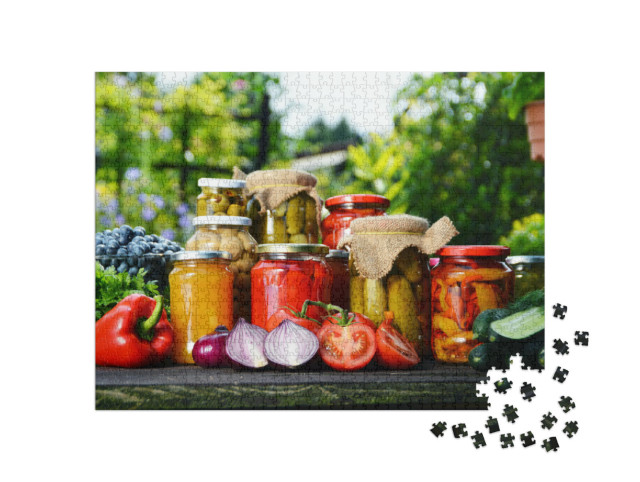 Puzzel 1000 stukjes „Potten met heerlijke ingemaakte groenten in de tuin“