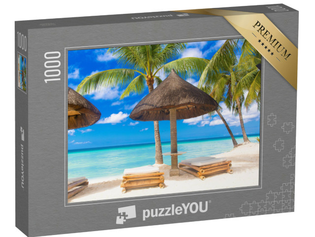 Puzzel 1000 stukjes „Parasol en strandstoelen onder de palmbomen op het tropische strand“
