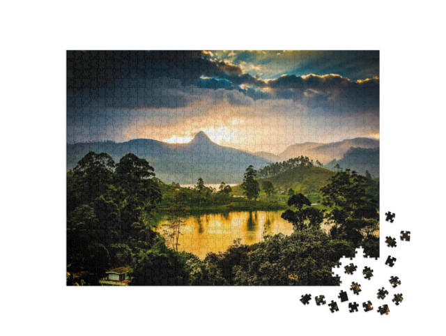 Puzzel 1000 stukjes „Theeplantages voor Sri Pada bij zonsondergang“