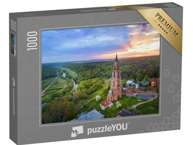 Puzzel 1000 stukjes „Klokkentoren op Ivanova Gora, Glubokovo aan de Nara rivier, Moskou Oblast, Rusland“