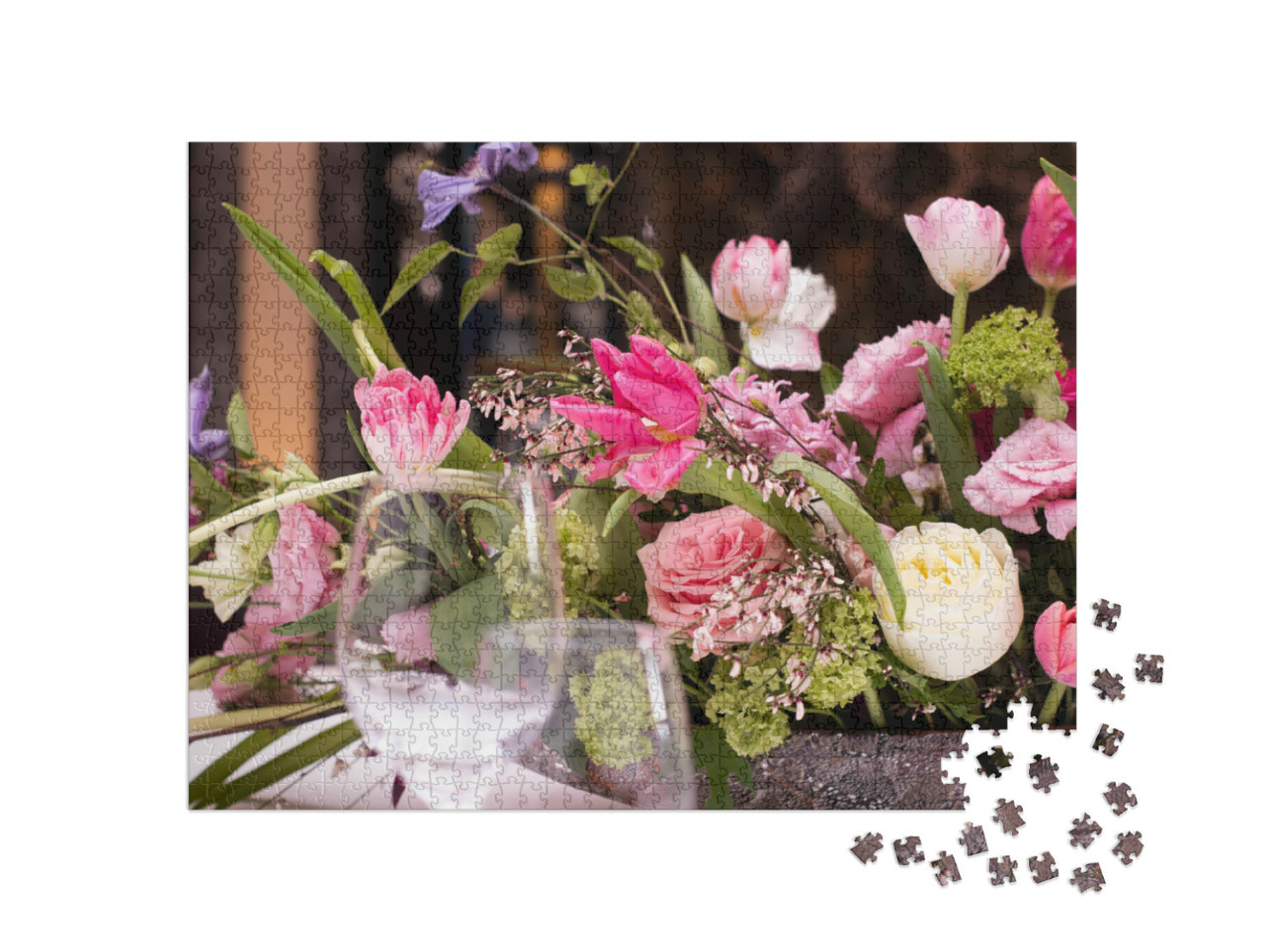 Puzzel 1000 stukjes „Schikking van roze bloemen met bladeren op tafel“