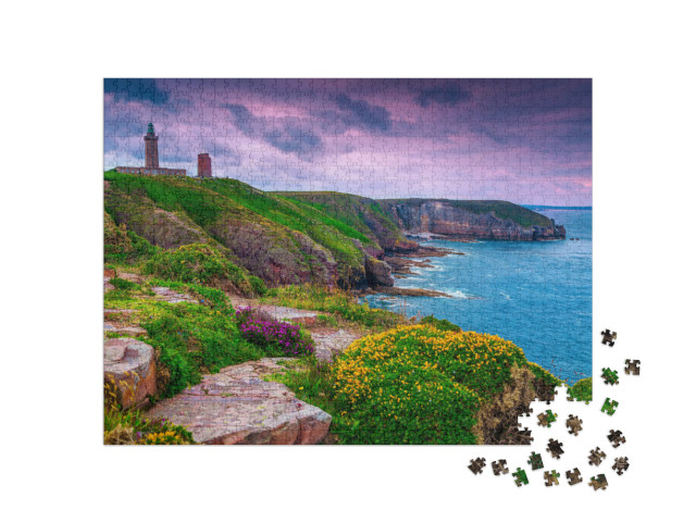 Puzzel 1000 stukjes „De vuurtoren van Cap Frehel op de rotsachtige kustlijn van Bretagne, Frankrijk,“