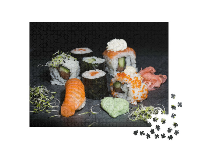 Puzzel 1000 stukjes „Japanse sushi gemaakt van maki, nigiri en inside-outside rolls“
