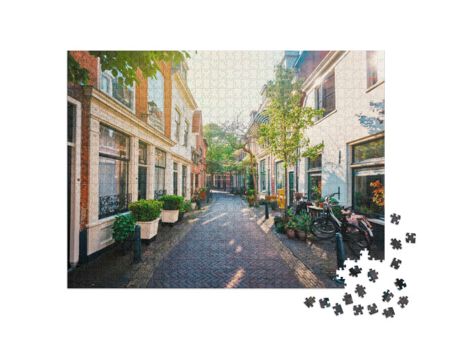 Puzzel 1000 stukjes „Straat met oude huizen en geparkeerde fietsen in Haarlem, Nederland“