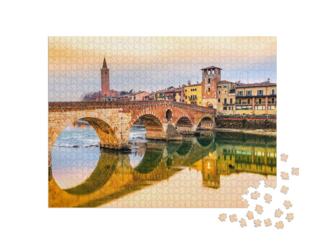 Puzzel 1000 stukjes „Avondsfeer over de Adige en Ponte di Pietra in Verona, Italië“