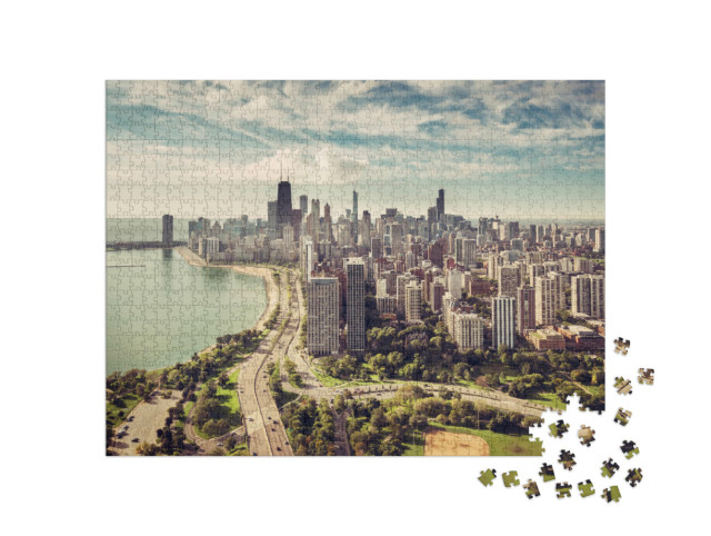 Puzzel 1000 stukjes „Chicago skyline met straat op het strand vanuit de lucht“
