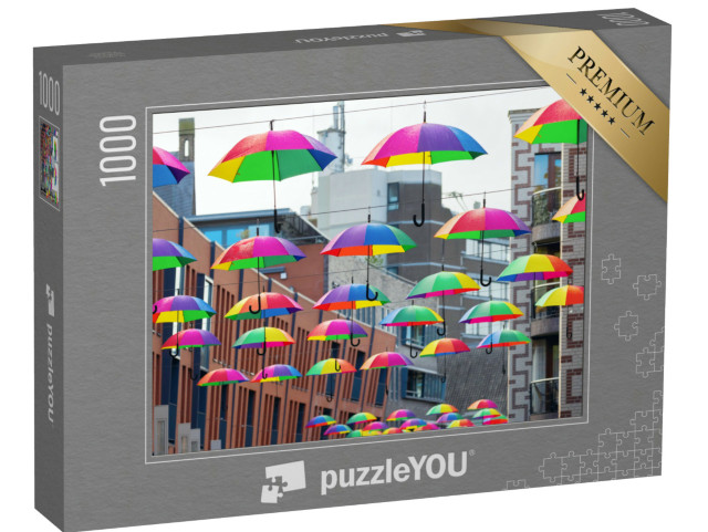 Puzzel 1000 stukjes „Stadsstraat met regenboogkleurige paraplu's aan een lijn in Nijmegen, Nederland“