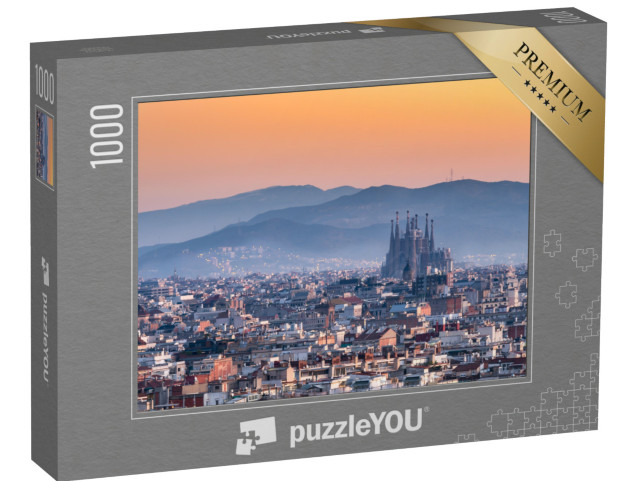 Puzzel 1000 stukjes „Zicht op Barcelona met de Sagrada Familia bij zonsopgang, Spanje“