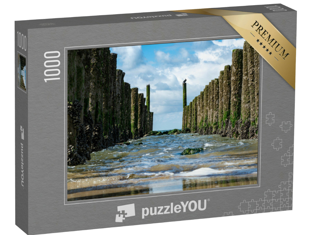 Puzzel 1000 stukjes „Houten palen op het witte zandstrand van de Noordzee bij Zoutelande, Zeeland“