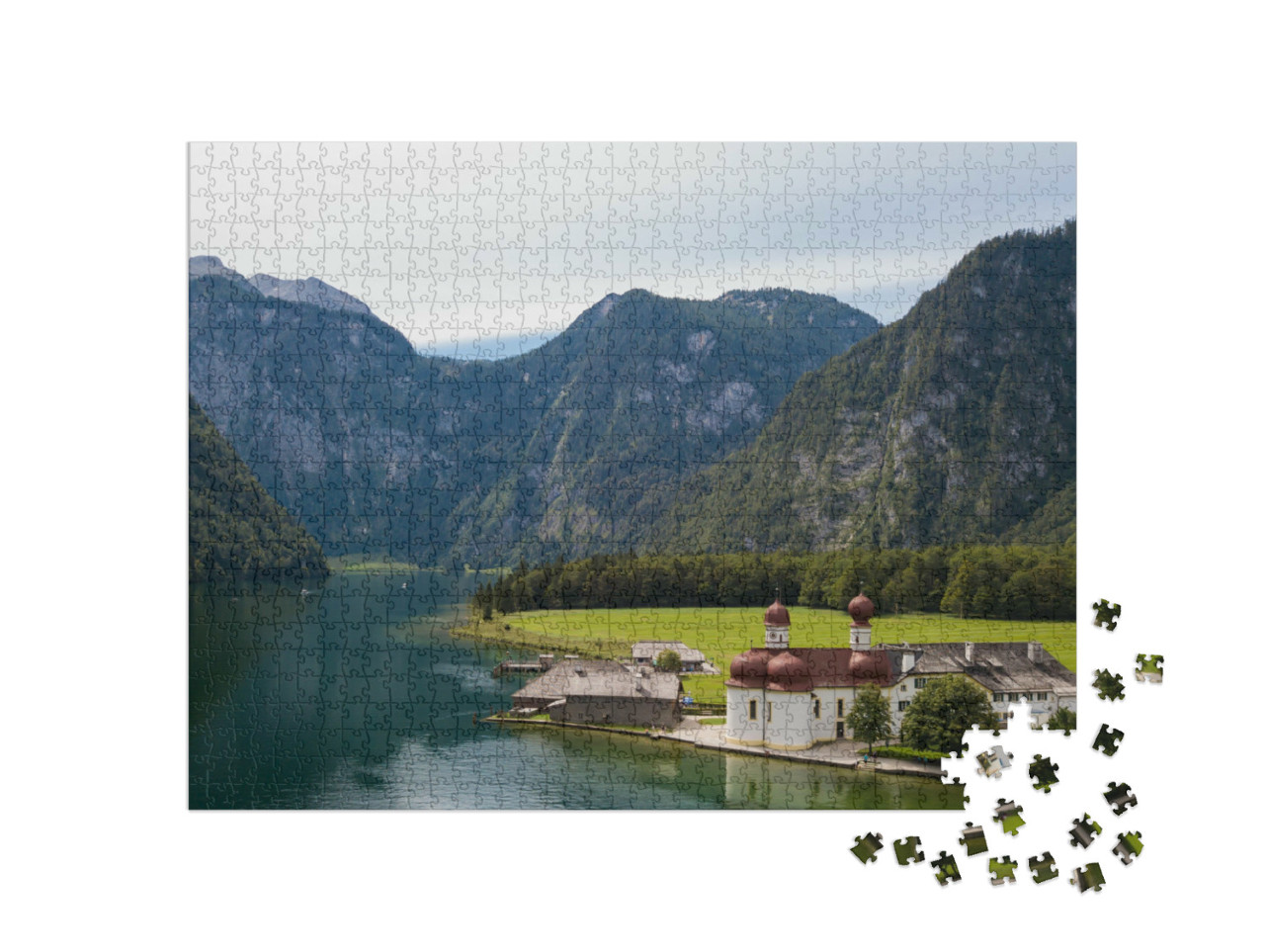 Puzzel 1000 stukjes „Prachtig uitzicht op de St Bartholomeuskerk met de bergen Watzmann en Zugspitze“