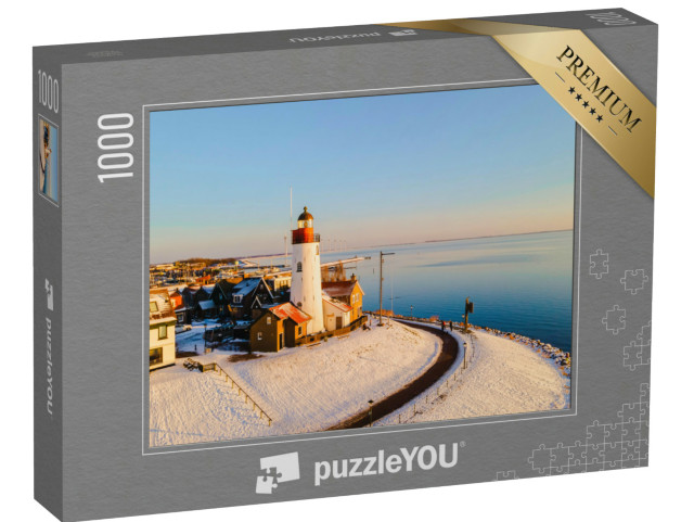 Puzzel 1000 stukjes „Besneeuwde vuurtoren van Urk bij winterzonsondergang“