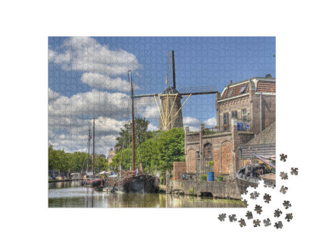 Puzzel 1000 stukjes „Windmolen en historische boten in een gracht in Gouda“