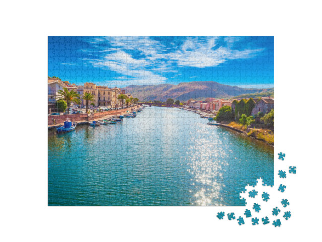 Puzzel 1000 stukjes „Dorp Bosa aan de rivier de Temo, bewolkte dag, Sardinië“