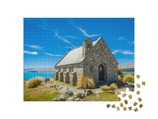 Puzzel 1000 stukjes „Idyllisch stenen kerkje aan een turquoise meer“