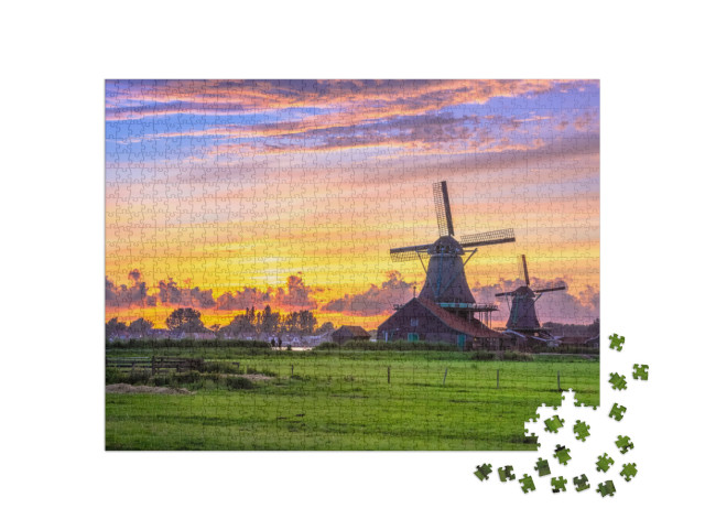 Puzzel 1000 stukjes „Traditioneel dorp met Nederlandse windmolens bij zonsondergang“
