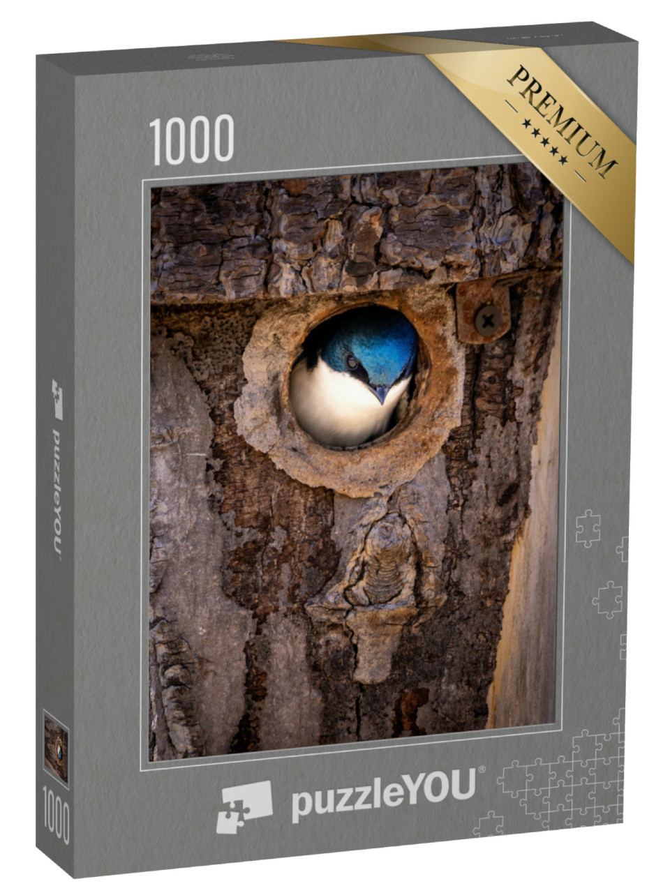 Puzzel 1000 stukjes „Een boerenzwaluw waagt zich uit zijn nest in een boomstam“