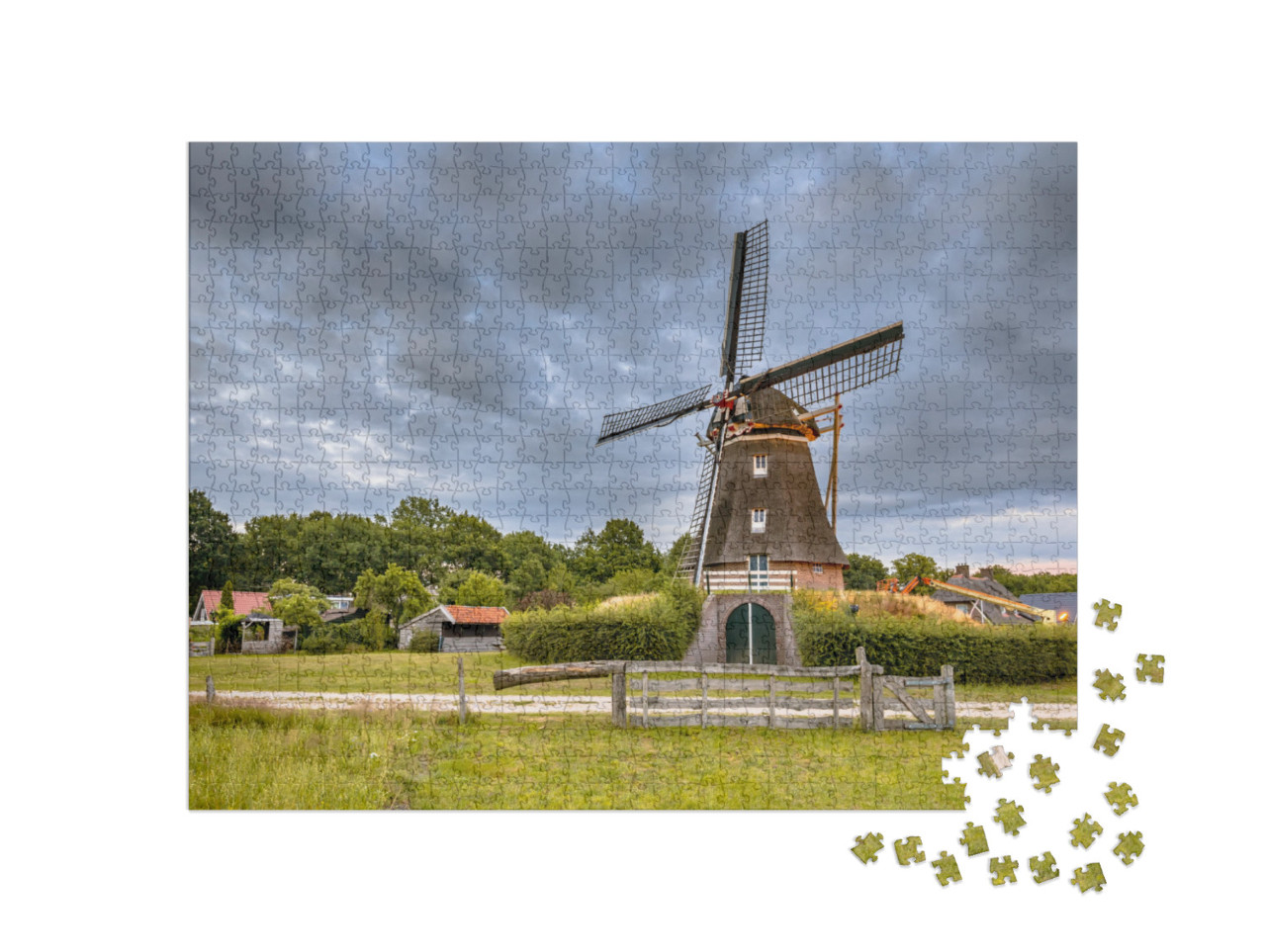 Puzzel 1000 stukjes „Historische houten windmolen onder een bewolkte hemel in het dorp Aalden, provincie Drenthe, Nederland“