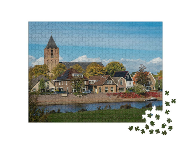 Puzzel 1000 stukjes „Het dorp Dalfsen met de kerk aan de oever van de Vecht“