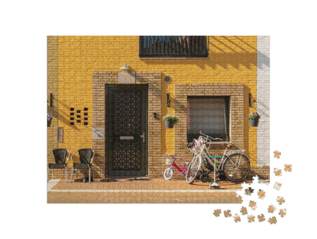 Puzzel 1000 stukjes „Gevel van een geel huis in een speelse, kleurrijke mediterrane stijl in Woensel, Eindhoven“