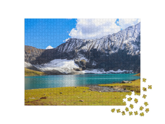Puzzel 1000 stukjes „Ratti Gali meer omringd door bergen, Dowarian, Noord-Pakistan“